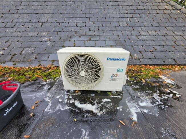 Nettoyage d&rsquo;une unit&eacute; ext&eacute;rieure lors d&rsquo;un entretien de climatisation