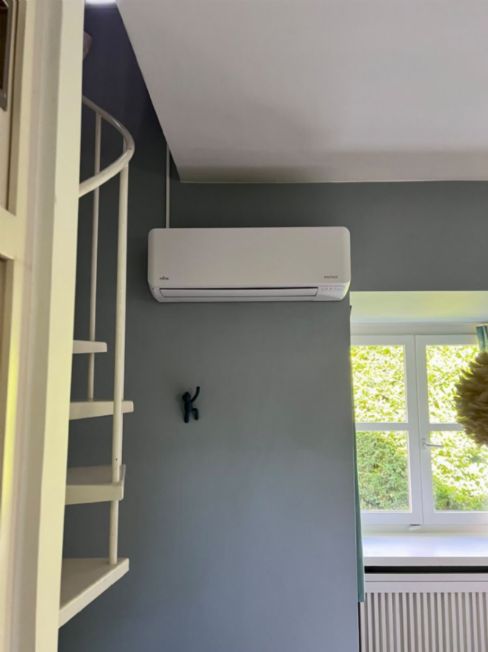 Nouvelle installation d&rsquo;un climatiseur mural Fujitsu dans une pi&egrave;ce de vie