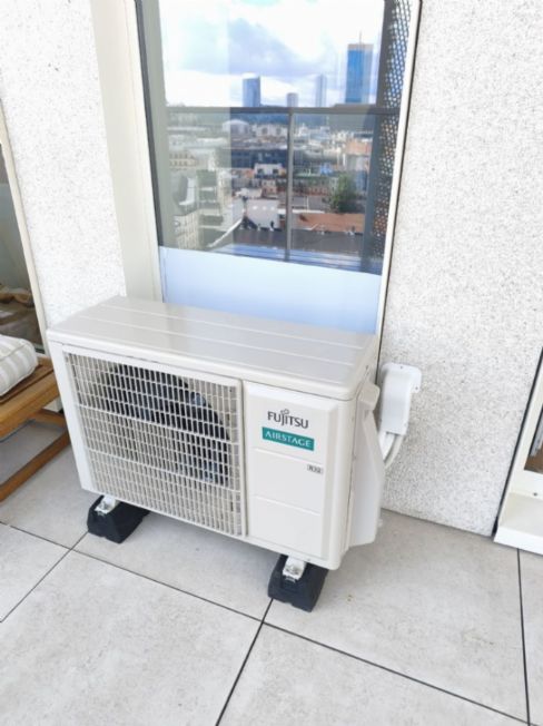 Unit&eacute; ext&eacute;rieure Fujitsu install&eacute;e par Notec Maintenance sur une terrasse